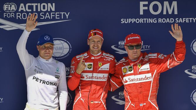Vettel, escoltado por Bottas y Raikkonen, celebra su 'pole'.