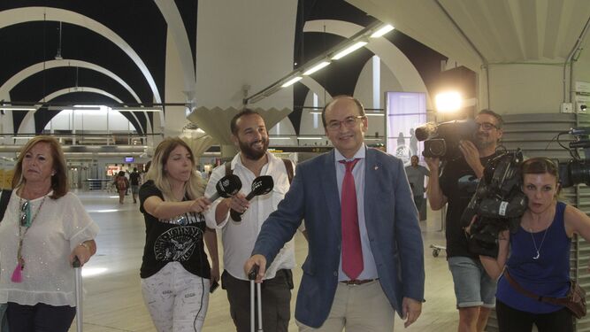 José Castro, junto a su mujer, sonríe ante la prensa en la zona de embarque del aeropuerto de San Pablo, antes de volar con el equipo hasta Londres.