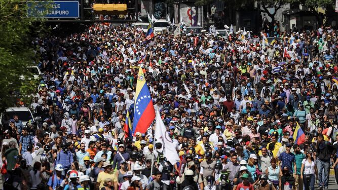 Varios centenares de opositores se manifiestan ayer en Caracas antes de ser dispersados por la Policía.