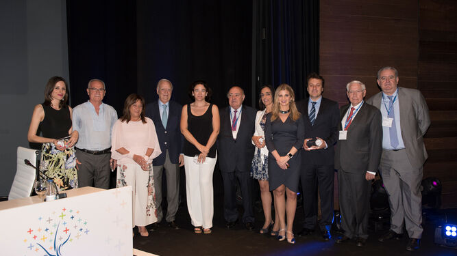La Dra. Federica Gil Alonso con al resto de los premiados junto al Presidente de Lavinia, el Dr. Francisco Ivorra, y algunos consejeros y directivos de Grupo.