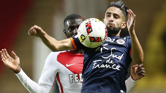 Ryad Boudebouz controla con el balón con el pecho en un partido del Montpellier de la pasada temporada.