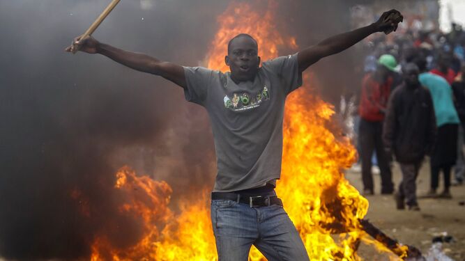 Enfrentamiento entre fuerzas de seguridad y manifestantes en Nairobi.
