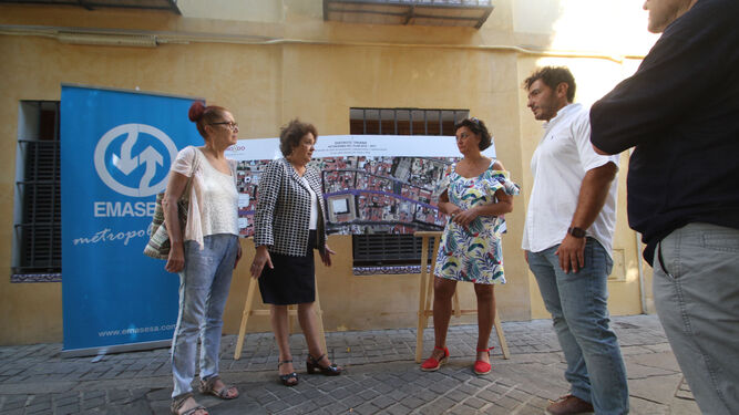 Carmen Castreño y los técnicos de Emasesa explicaron ayer las obras que se acometerán en Triana.