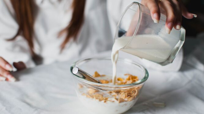 Añadir un vaso de leche a los cereales es una buena opción para comenzar el día.