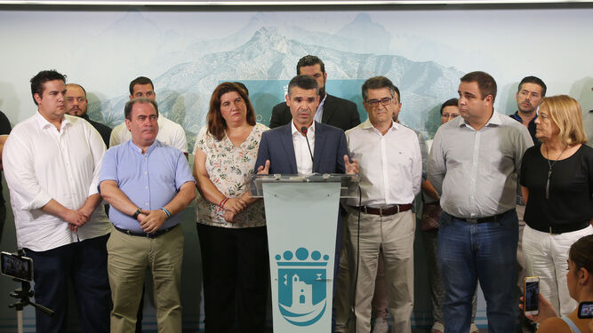 El alcalde de Marbella, José Bernal, compareció ayer junto a los concejales del grupo socialista y varios cargos de confianza del partido.