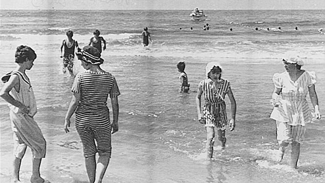 La indumentaria con la que a principios del siglo XX se acudía a la playa.