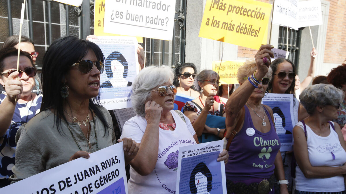 Concentración en apoyo a Juana Rivas ante el Ministerio de Justicia en Madrid.
