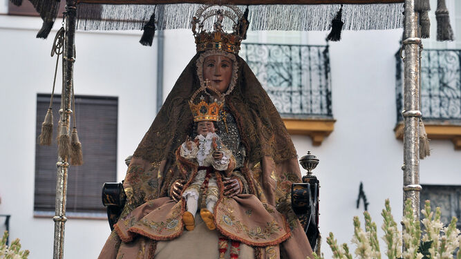 La Virgen de los Reyes con el manto salmón que lucirá en la procesión de este 15 de agosto.