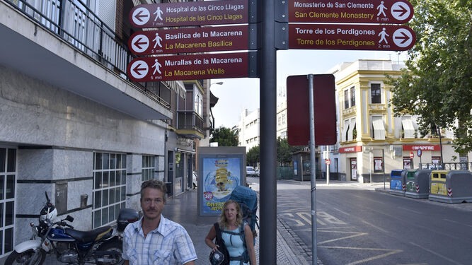 Nuevas señales turísticas colocadas al final de la calle Feria.