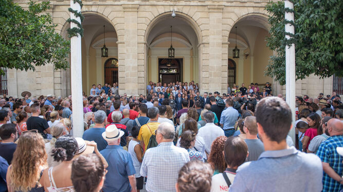 Varios centenares de personas guardan silencio por las víctimas en Sevilla