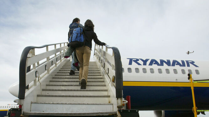 Pasajeros suben a un avión de Ryanair.
