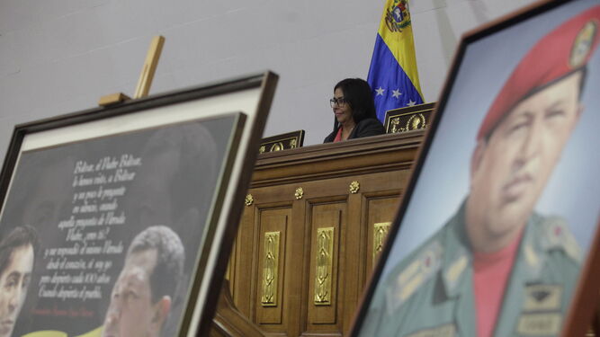 Delcy Rodríguez, presidenta de la Constituyente, preside una sesión con dos imágenes de Chávez presentes.