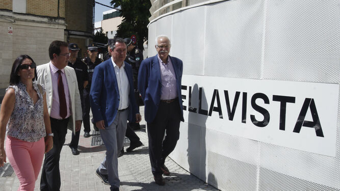 El alcalde, Juan Espadas, y el delegado de Movilidad y Seguridad, Juan Carlos Cabrera, en la visita en junio a la comisaría de Bellavista.