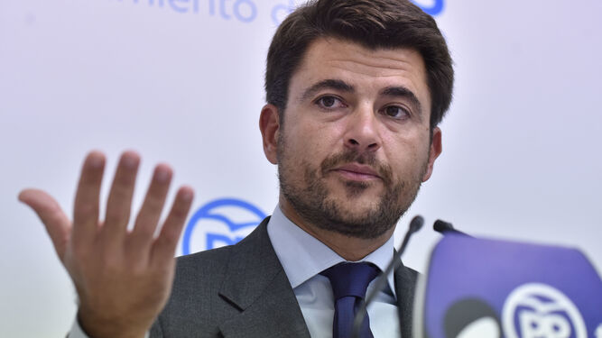 Beltrán Pérez gesticula durante la rueda de prensa para explicar el nuevo curso político.