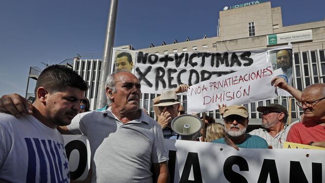 El marido y el padre de Rocío Cortés, en una protesta a las puertas del Hospital de Valme.