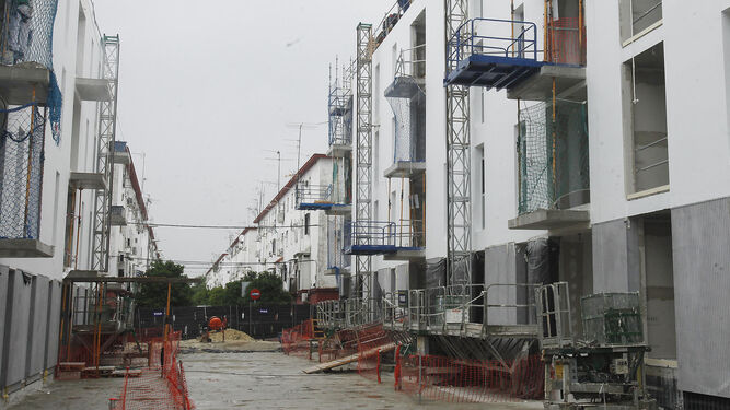 Las obras de los nuevos bloques de viviendas públicas en la barriada de Los Pajaritos.