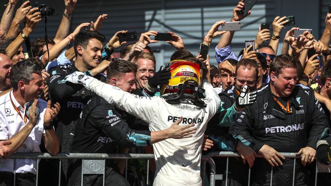 Hamilton se abraza con su equipo tras su victoria en Monza.