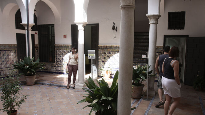 Unos turistas recorren el patio principal de la Casa de Murillo, en la calle Santa Teresa.