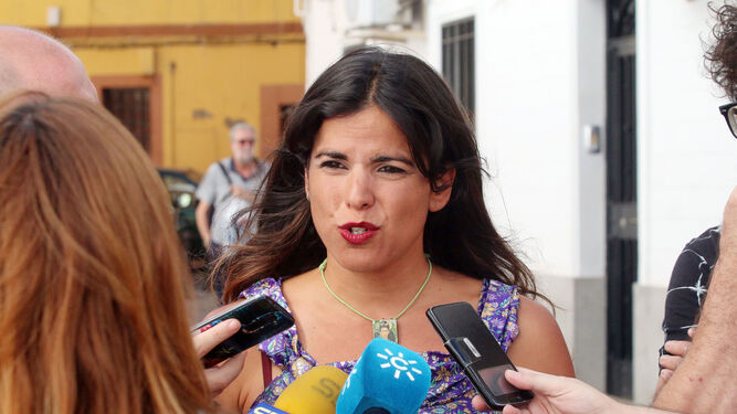 Teresa Rodríguez habla con la prensa.