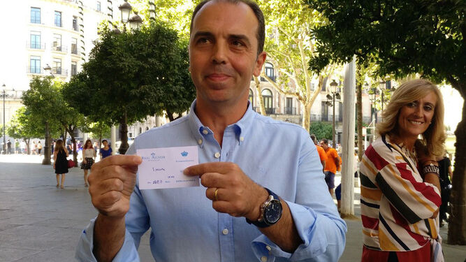 El portavoz de C's, Javier Millán, muestra una entrada para el Alcázar escrita a mano por la avería de las máquinas expendedoras