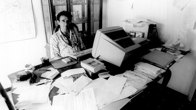 Roberto Bolaño (Santiago de Chile, 1953-Barcelona, 2003), fotografiado en su estudio en una imagen de sus últimos años de vida.