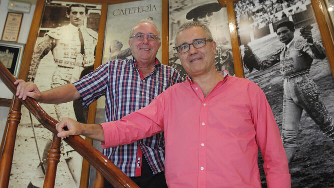 Francisco Gómez Recolta y Juan Manuel Ávila, dos de los coordinadores del libro de los Escolapios, ayer en la cafetería Donald.