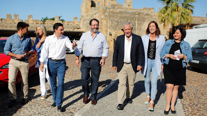 Javier Arenas y Dolores López, ayer en Carmona, con otros cargos del PP; entre ellos, el alcalde Juan de la Rosa y la presidenta del partido en Sevilla, Virginia Pérez.