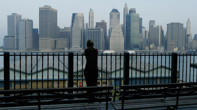 Una mujer contempla el perfil del Lower Manhattan desde la ribera de Brooklyn, en Nueva York.