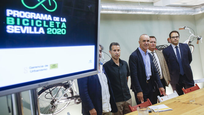 Javier Huesa, Manuel Calvo, los ediles Antonio Muñoz y Juan Carlos Cabrera, y Jose Lorenzo (director de Movilidad) ayer en el Centro de la Bicicleta.