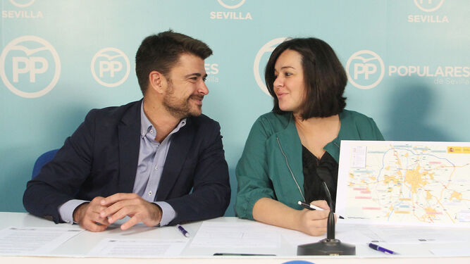 Beltrán Pérez y Virginia Pérez en la comparecencia tras la reunión mantenida con alcaldes, diputados y concejales populares de Sevilla.