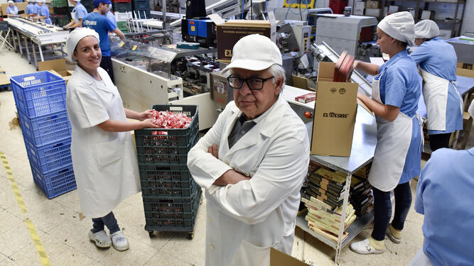 Pilar Pradas, junto a su padre, Antonio Pradas Rodríguez, en la fábrica de El Mesías, que fundó el abuelo y padre de ambos en 1958.
