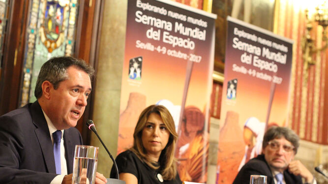 Juan Espadas,  Susana Díaz y  Eros Pitarelli, durante  la inauguración de la  Semana Mundial del  Espacio en el Ayuntamiento.