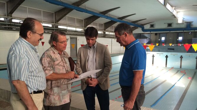 El delegado David Guevara visita el centro deportivo Virgen de los Reyes.