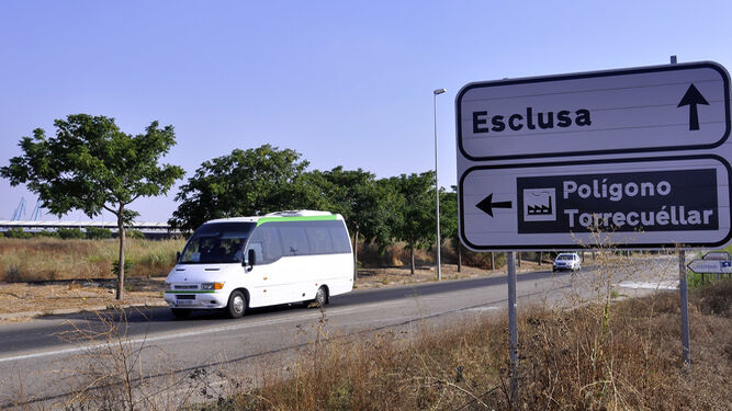 Una señal indica en la carretera de la esclusa el acceso a Torrecuéllar, dondese ubica la zona  franca .