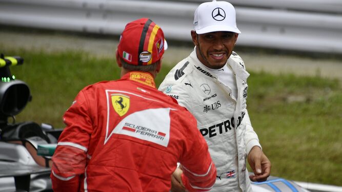 Hamilton saluda a Vettel