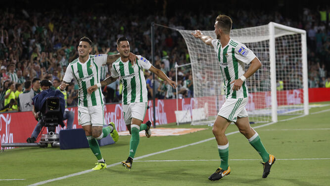 Sanabria y Sergio León festejan un gol con Fabián ante el Levante.