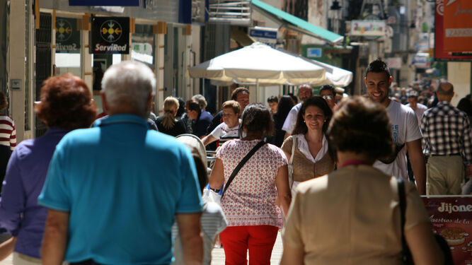 Tránsito de personas por las calles de Sevilla