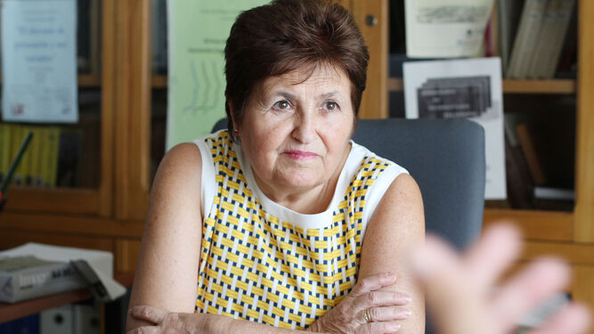 Catalina Fuentes, en su despacho de la Facultad de Filología, durante un momento de la entrevista.