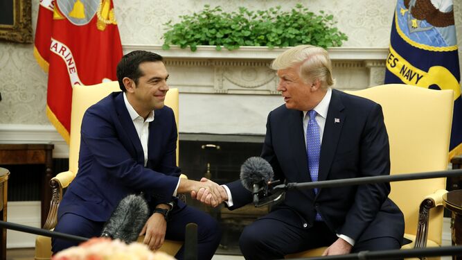 El presidente de EEUU, Donald Trump, recibe al primer ministro griego, Alexis Tsipras, ayer en la Casa Blanca.