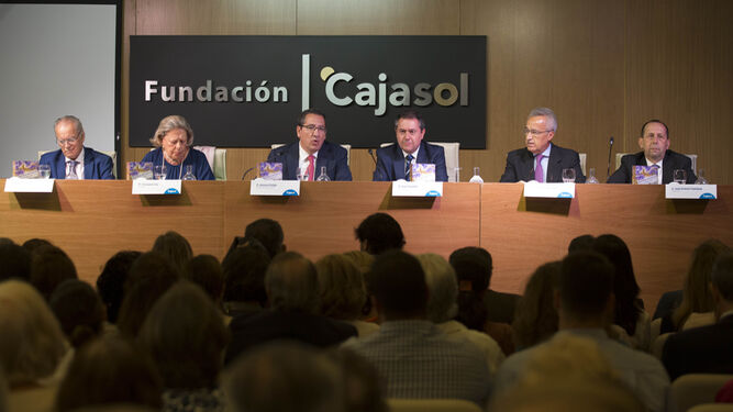 De izquierda a derecha, Álvaro Ybarra, Enriqueta Vila, Antonio Pulido, Juan Espadas, Pablo Gutiérrez-Alviz y José Antonio Carrizosa, ayer en la Fundación Cajasol.