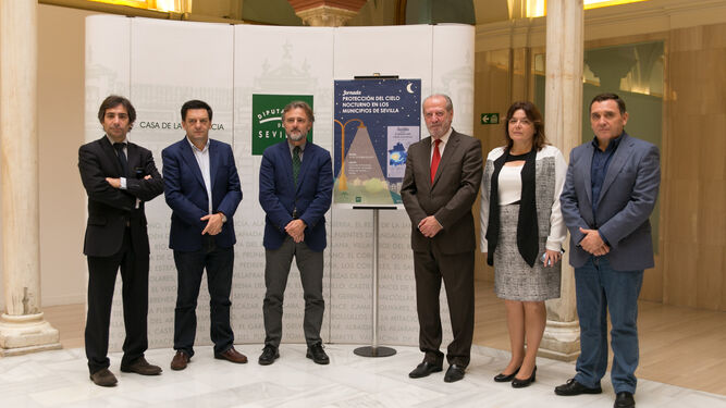 El consejero de Medio Ambiente y el presidente de la Diputación de Sevilla (en el centro), ayer en la jornada.