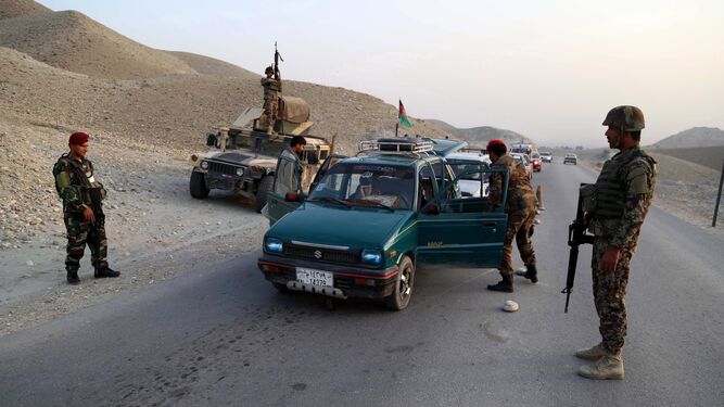 El Ejército afgano realizaba ayer controles a las afueras de Jalalabad.