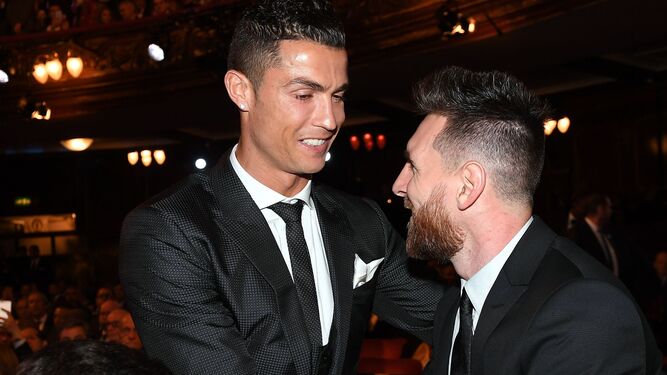 Messi saluda a Cristiano ante su hijo en el London Palladium.
