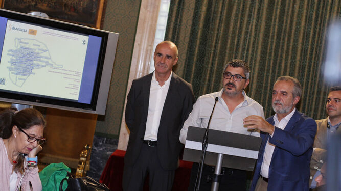 Los ediles Juan Manuel Flores y Antonio Muñoz presentan el avance del Plan Municipal de Vivienda.
