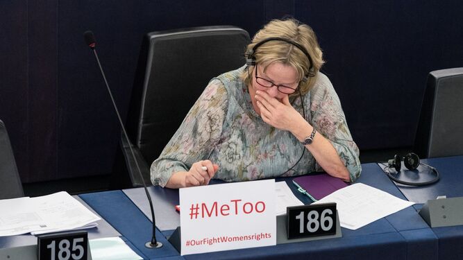 La miembro del Parlamento Europeo Nessa Childers, del grupo Alianza Progresista de Socialistas y Demócratas, permanece sentada junto a un cartel con la etiqueta '#MeToo'