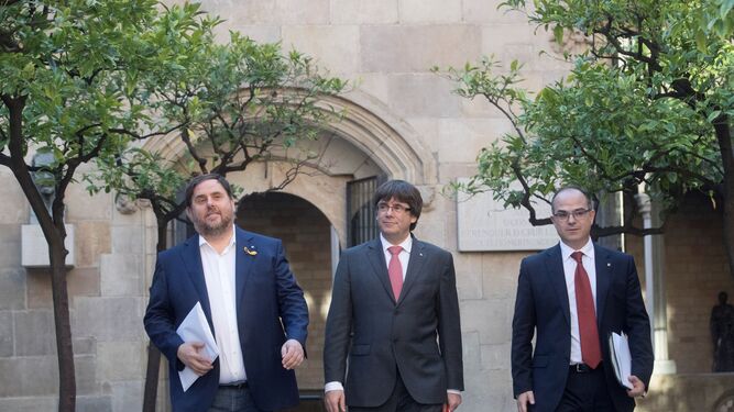 Oriol Junqueras y Carles Puigdemont, a su llegada el martes a la reunión semanal del 'Govern'.