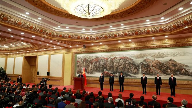 El presidente chino, Xi Jinping (izqda.), ofrece una rueda de prensa junto a los miembros del nuevo Comité Central, ayer en el Gran Palacio del Pueblo en Pekín.