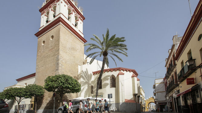 Un grupo de personas camina junto a la iglesia de San Gil, un ejemplo de la arquitectura civil mudéjar