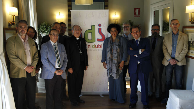 Miembros de la tertulia con el arzobispo.