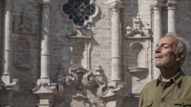 El académico onubense, respirando aire cubano junto a la Catedral de La Habana, en la zona más antigua de la ciudad.